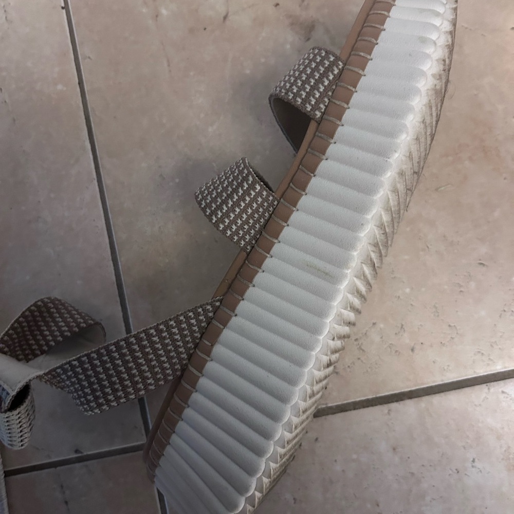 Flat sandals